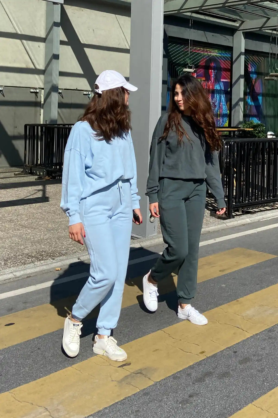 Aynı eşofman takımı giymiş iki kadın.